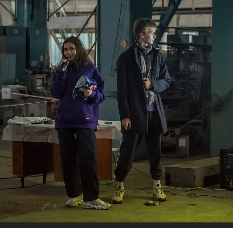 С микрофоном